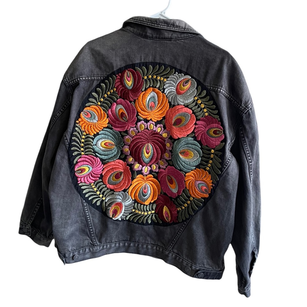 FREE PEOPLE Oversized Embroidered Back Denim Jacket Size M/L - Picture 16 of 16